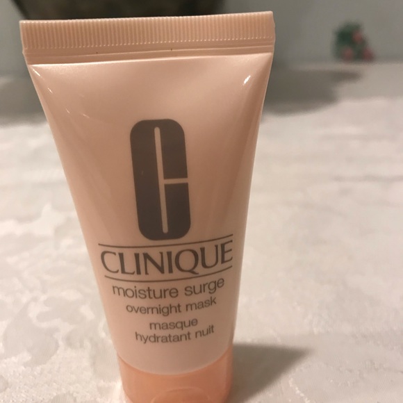 A CLINIQUE moisture surge overnight masque .